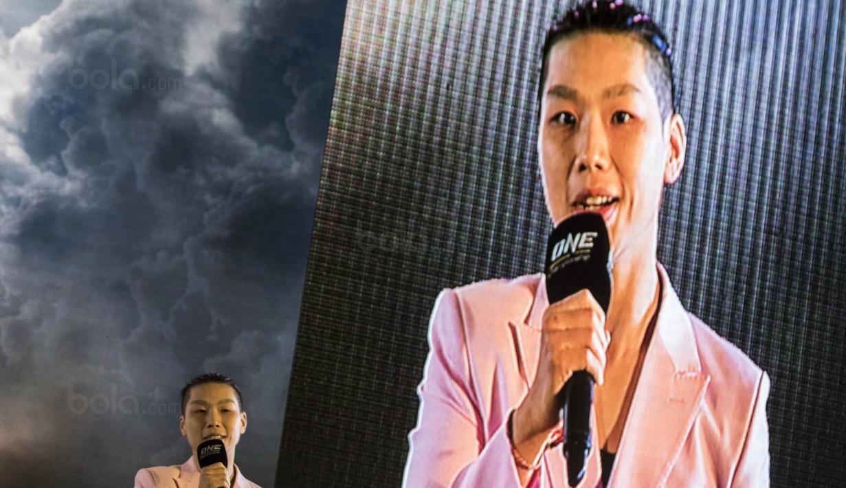 Atlet MMA asal China, Xiong Jing Nan, saat jumpa pers jelang laga One Championship di Ballroom Hotel Fairmont, Jakarta, Kamis (18/1/2018). One Championship akan menggelar laga bertajuk Kings of Courage. (Bola.com/Vitalis Yogi Trisna)