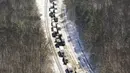 Mobil dan truk terdampar di bagian Interstate 95 di Carmel Church, Virginia, Selasa (4/1/2022). Ratusan pengendara menghabiskan malam yang dingin bersalju di sepanjang I-95 setelah kecelakaan yang melibatkan enam traktor-trailer di Virginia memblokir jalur perjalanan. (AP Photo/Steve Helber)