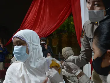 Tim medis menyuntik vaksin booster kepada warga di Jakarta, Rabu (6/4/2022). Kegiatan vaksinasi booster ini digelar sampai jelang mudik, dimana saat ini 503 gerai vaskin yang tersebar di wilayah hukum Polda Metro Jaya. (merdeka.com/Imam Buhori)