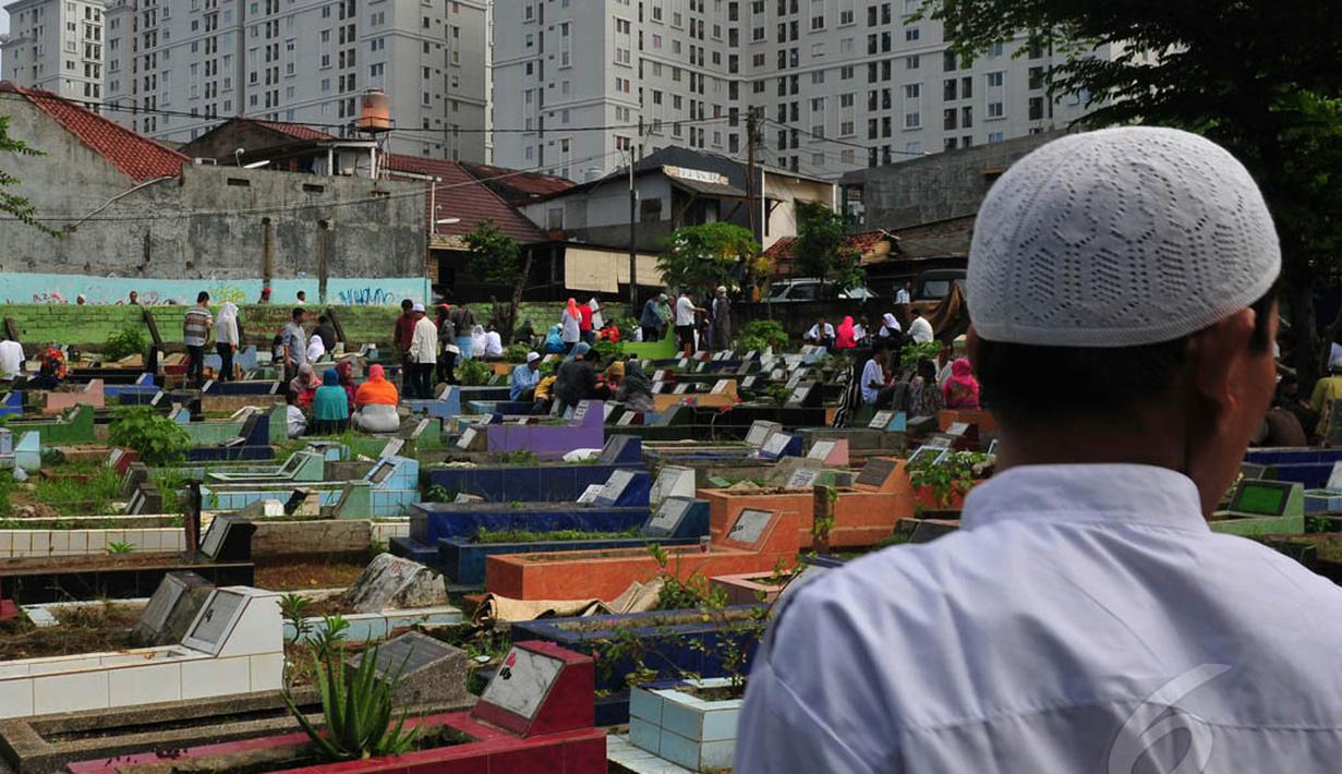 Hari Raya Lebaran dimanfaatkan ratusan warga untuk melakukan tradisi ziarah kubur di TPU Karet Bivak, Jakarta, Senin (28/7/14). (Liputan6.com/Johan Tallo)