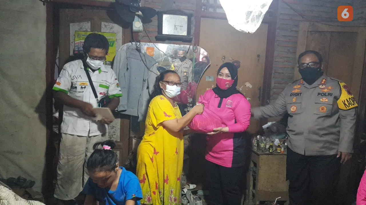 Sembako Untuk Warga Bantaran Rel Kereta di Wonogiri