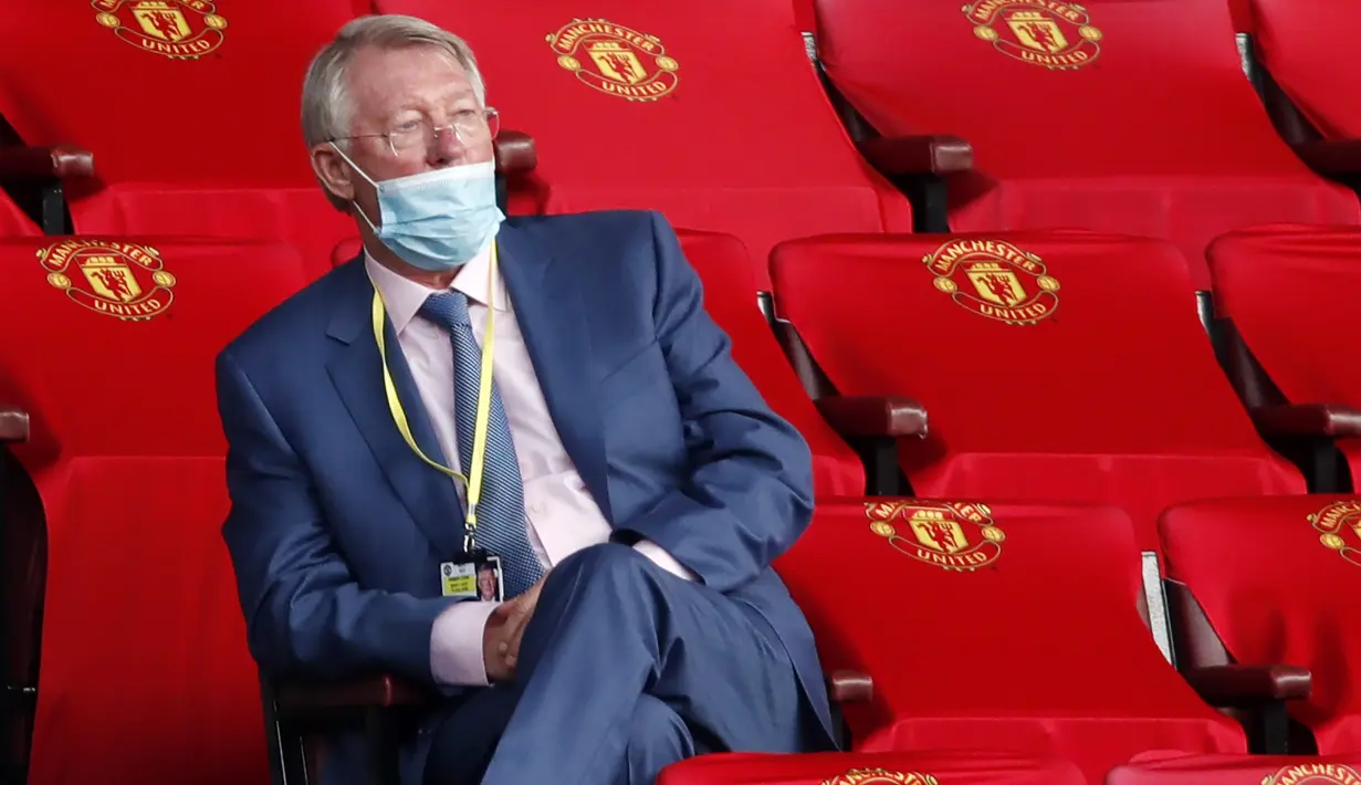 Sir Alex Ferguson menghadiri laga Manchester United melawan Southampton pada laga Premier League di Old Trafford, Selasa (14/7/2020). Mengenakan masker di bawah hidung, Sir Alex Ferguson jadi sorotan di media sosial. (AFP/Clive Brunskill,Pool)