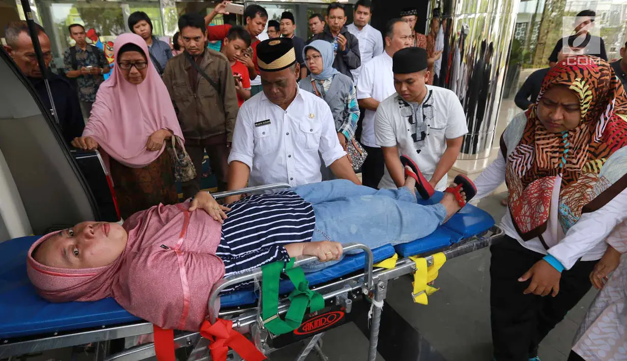 Orang tua wali murid dibawa dengan mobil ambulans karena pendarahan saat protes terkait situs Penerimaan Peserta Didik Baru (PPDB) yang eror di Gedung Balaikota Tangerang Selata, Jumat (13/07). (Merdeka.com/Arie Basuki)