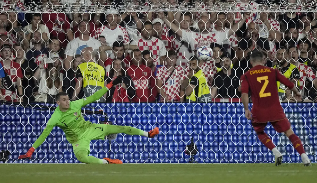 Bek Timnas Spanyol, Dani Carvajal mencetak gol ke gawang Kroasia saat adu tendangan penalti dan menjadi penentu kemenangan pada laga final UEFA Nations League 2022/2023 di De Kuip Stadium, Rotterdam, Senin (19/6/2023) dini hari WIB. Timnas Spanyol menang 5-4 atas Kroasia lewat adu tendangan penalti. (AP Photo/Peter Dejong)