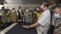 Ketua Umum Partai Golkar, Airlangga Hartarto saat berkunjung ke pabrik tenun di Majalaya, Kabupaten Bandung, Jawa Barat. (Ist)