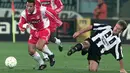 Pada tahun 1994 Deschamps berlabuh ke Italia bergabung dengan Juventus. Lima musim berseragam I Bianconeri, Deschamps berhasil menyumbangkan sejumlah trofi bersama skuat Juventus. (AFP/Patrick Hertzog)