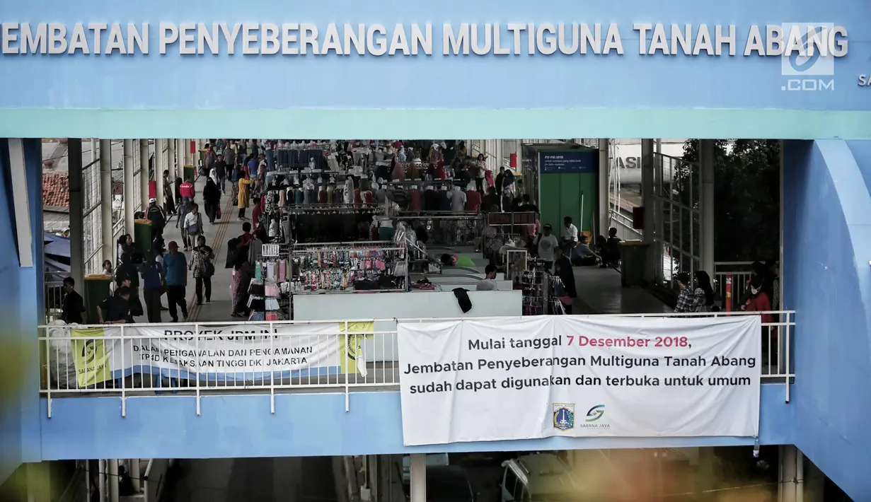 Pedagang berjualan di Jembatan Penyeberangan Multiguna (JPM) atau Skybridge Tanah Abang, Jakarta, Rabu (23/1). Ombudsman DKI Jakarta menyarankan Gubernur DKI Jakarta Anies Baswedan memperluas Skybridge Tanah Abang. (Liputan6.com/Faizal Fanani)