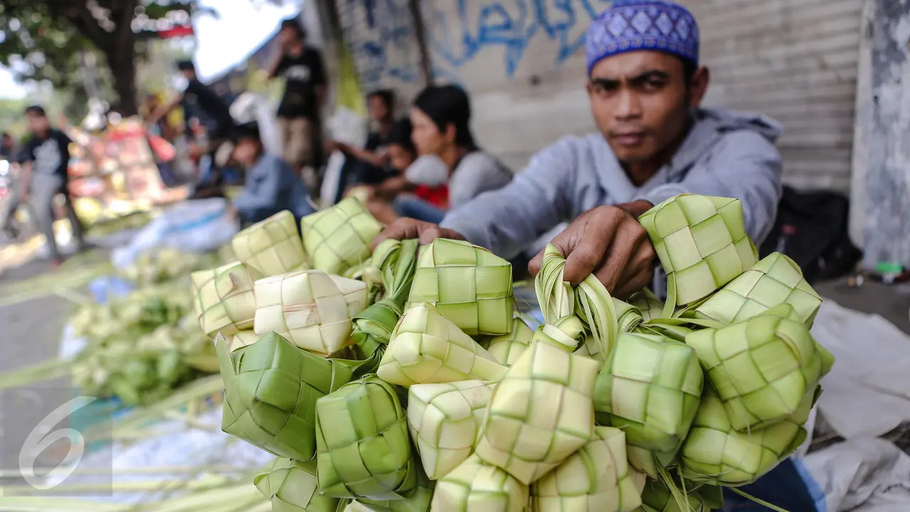20150716-Sambut Lebaran, Penjual Kulit Ketupat Ramai Diburu Warga-Jakarta 1