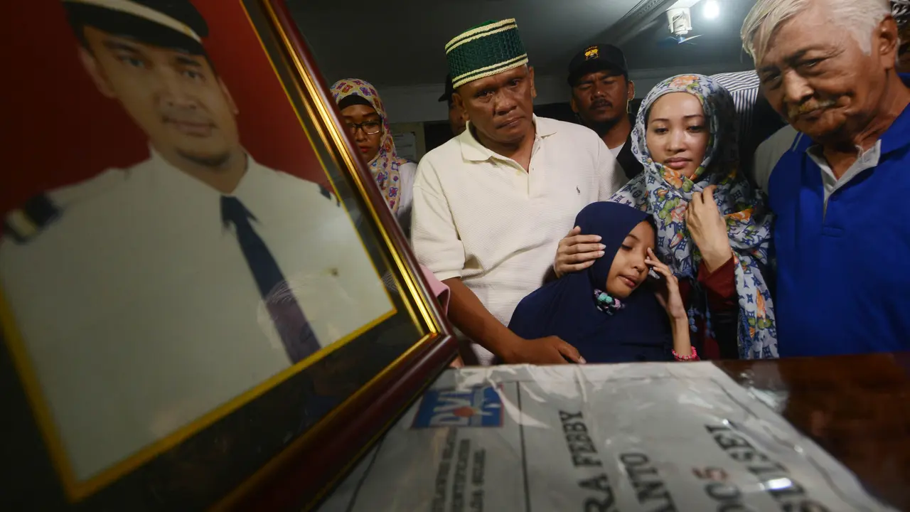 20151008-Tangis Keluarga Sambut Kedatangan Jenazah Co Pilot Aviastar