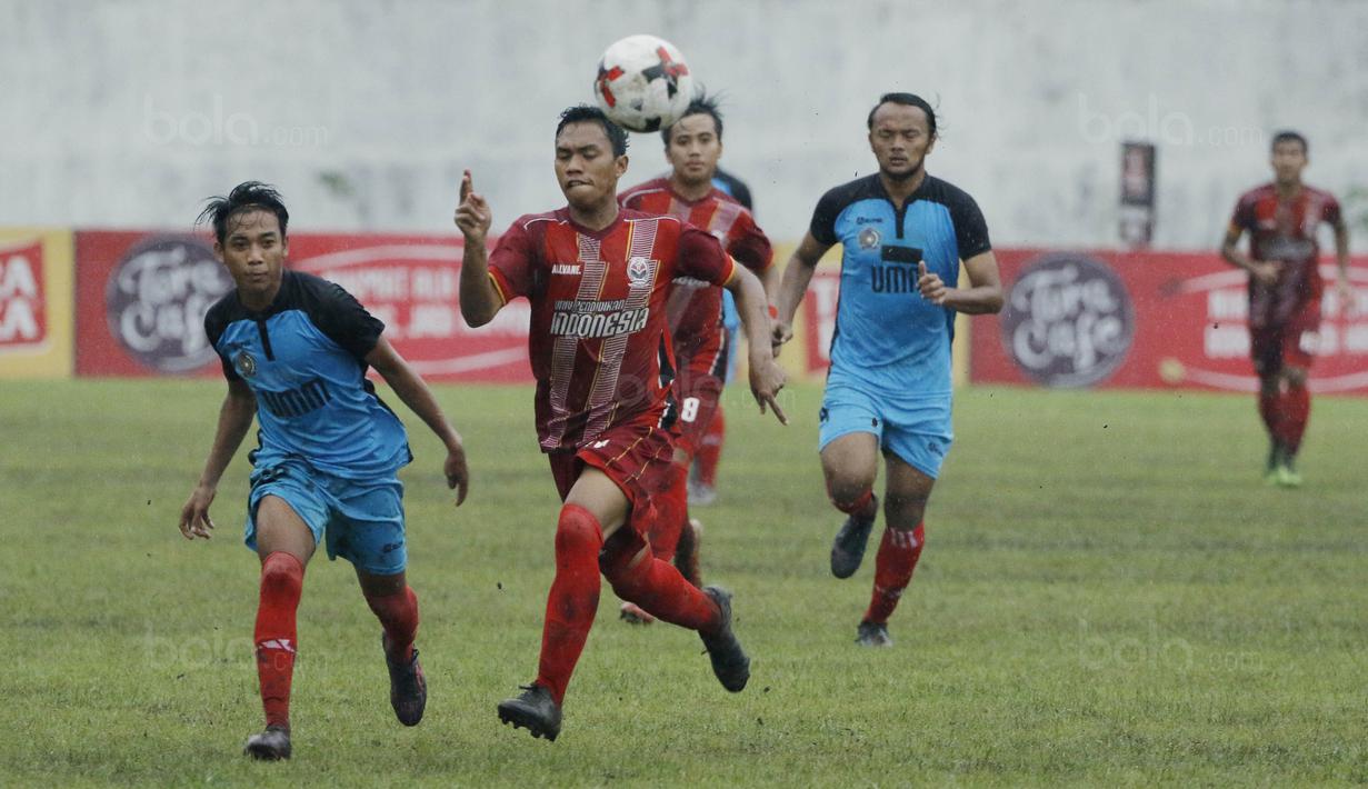 Pemain UPI, Sutrisno, mengejar bola saat pertandingan melawan UMM pada laga final Torabika Campus Cup 2017 di Stadion Cakrawala, Malang, Kamis (23/11/2017). UMM menang WO atas UPI. (Bola.com/M Iqbal Ichsan)