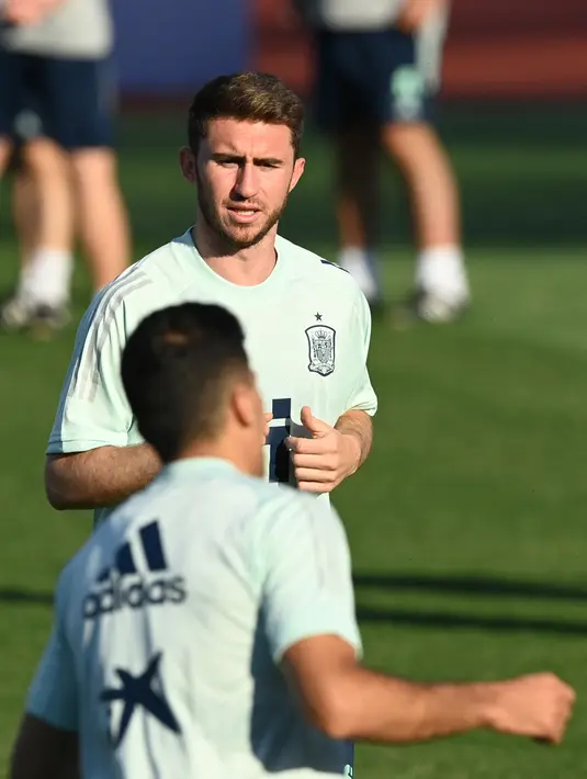 Bek timnas Spanyol Aymeric Laporte menghadiri sesi latihan di Stadion Petrovsky, Saint Petersburg, Rabu (30/6/2021). Timnas Swiss dan Spanyol akan berhadapan di babak perempat final Euro 2020 di Krestovsky Stadium yang digelar Jumat, 02 Juli 2021 pukul 23.00 WIB. (Kirill KUDRYAVTSEV/AFP)