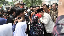 Calon presiden nomor urut 02 Prabowo Subianto mencium seorang anak saat menghadiri Rakernas LDII di Pondok Gede, Jakarta, Kamis (11/10). Prabowo datang dengan mengenekan kemeja safari cokelat dan peci hitam. (Merdeka.com/Iqbal Nugroho)