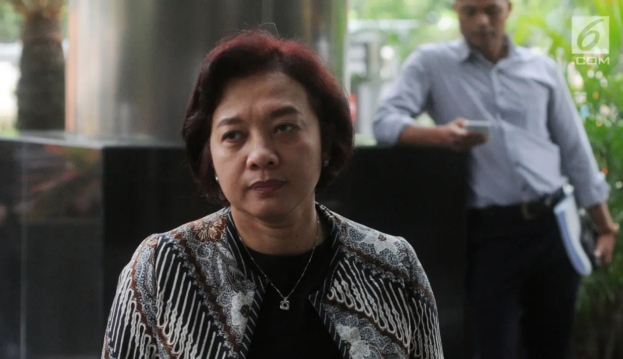 Direktur Perencanaan Korporat PLN Syofvi Felienty Roekman tiba di Gedung KPK, Jakarta, Senin (29/4/2019). Syofvi diperiksa sebagai saksi untuk tersangka Direktur Utama PLN nonaktif Sofyan Basir terkait dugaan suap proyek pembangunan PLTU Riau-1. (merdeka.com/Dwi Narwoko)