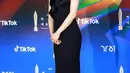 <p>Ini juga yang ditunggu banyak orang. Lee Se Young tampil cantik dalam balutan one shoulder sleeveless dress. (Instagram/lsy_content).</p>