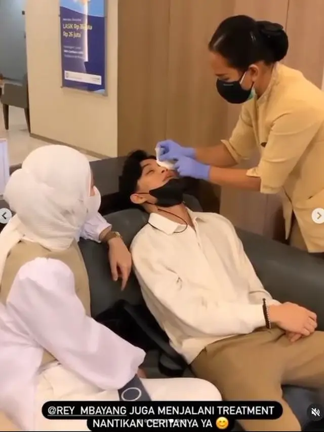 6 Potret Rey Mbayang Jalani Operasi Bagian Mata, Kini Kondisinya Masih Lebam