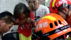 Jari bocah perempuan berusia 4 tahun terjepit di pintu kaca salon. Beruntung petugas pemadam kebakaran berhasil melepaskan dan jari bocah tersebut tidak terluka.