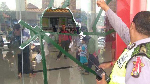 Pemuda Pecahkan Kaca Loket  Gara Gara Petugas Salah Sebut 