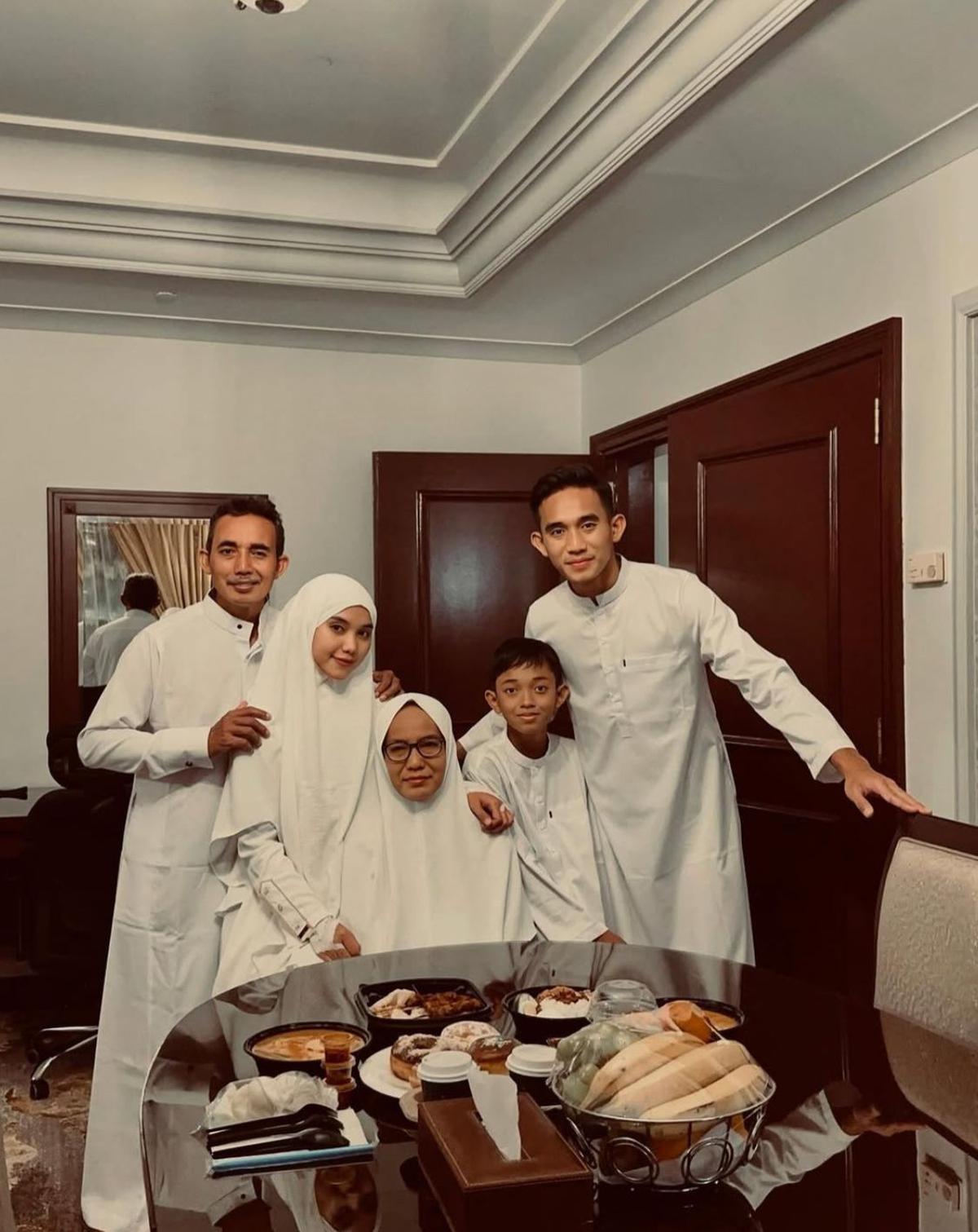 7 Potret Rizky Ridho Bintang Timnas Indonesia Umroh Bareng Keluarga, Ini Momen Spesialnya
