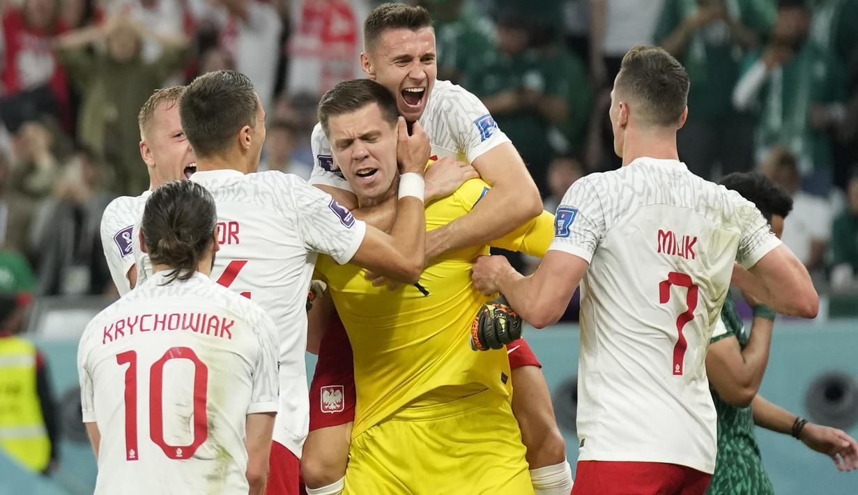 Piala Dunia 2022 hampir merampungkan seluruh laga pada matchday kedua fase grup. Berbagai momen heroik telah terjadi yang melibatkan para pemain dari 32 negara peserta. Seperti aksi 3 kiper hebat berikut yang mampu menggagalkan ekseksusi penalti hingga mampu menentukan hasil akhir laga yang dijalani. (AP/Aijaz Rahi)