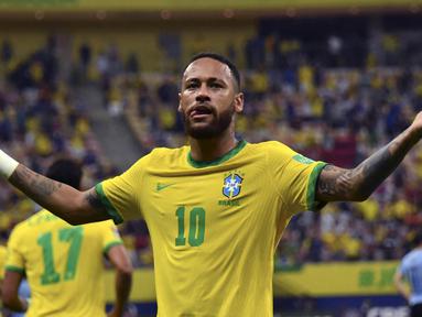 Brasil jadi negara keempat yang lolos ke putaran final Piala Dunia 2022 menyusul Denmark, Jerman, dan tuan rumah Qatar. Hal tersebut tak lepas peran Neymar Jr sebagai striker andalan Selecao. Penyerang PSG tersebut diketahui saat ini memiliki nilai pasar sebesar Rp1,4 Triliun. (AFP/Nelson Almeida)