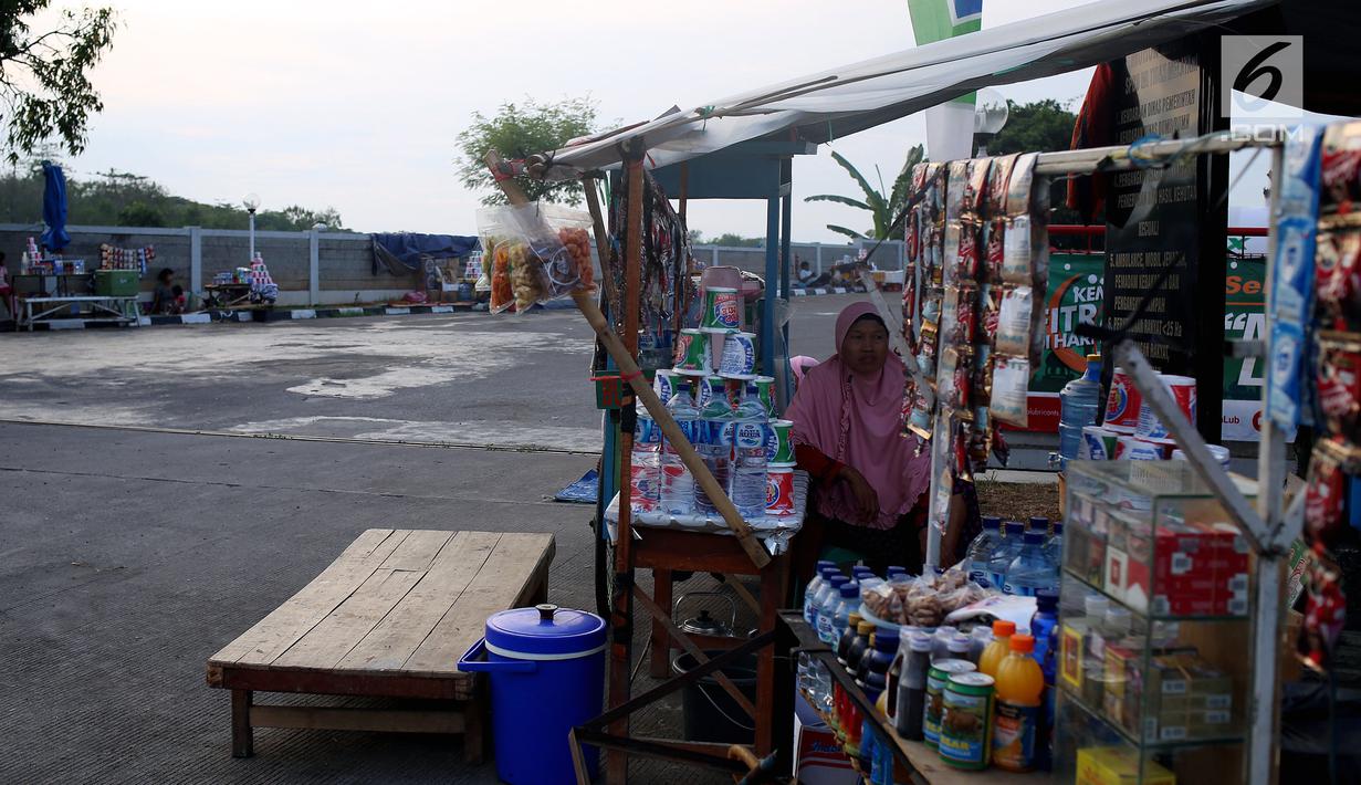 Warga berjaga di warung tidak permanen di SPBU, Jalur Pantura, Cirebon, Jawa Barat, Rabu (21/6). Menjelang puncak arus mudik Lebaran 2017, warga yang tinggal di dekat jalur Pantura membuat warung-warung dadakan. (Liputan6.com/Johan Tallo)