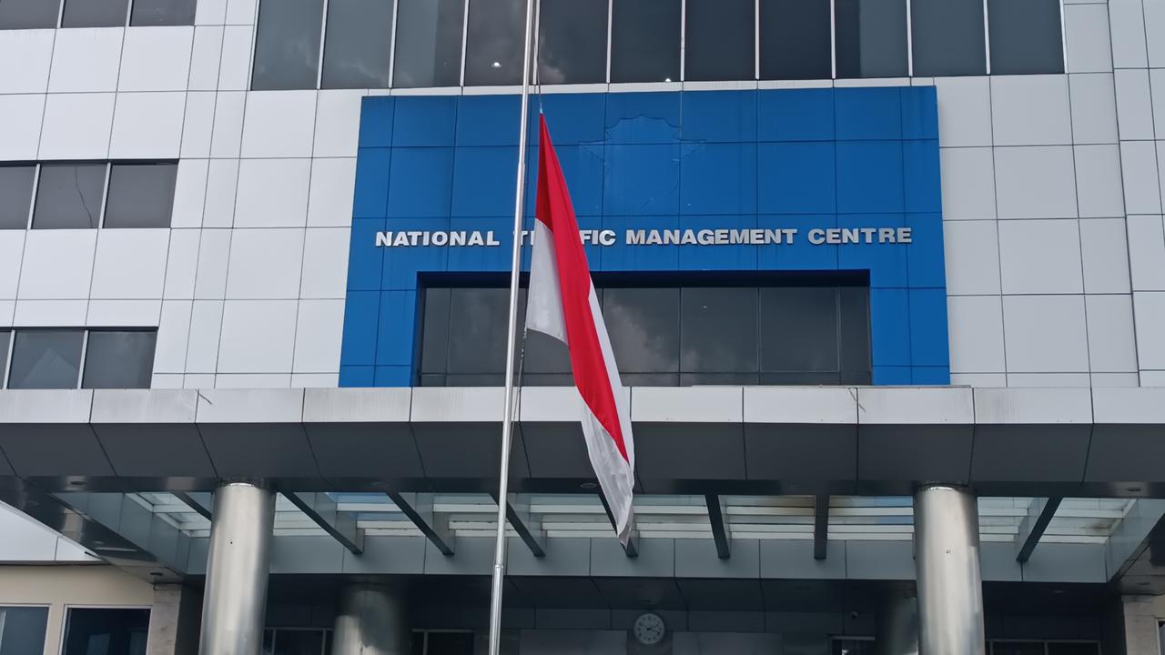 Momen Jenderal Polisi Salat Gaib dan Kibarkan Bendera Setengah Tiang, Penghormatan Terakhir ke Polisi Lampung Gugur Ditembak