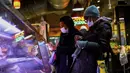 Pelanggan mengenakan masker di toko Reading Terminal Market di Philadelphia, Rabu (16/2/2022). Pejabat kota Philadelphia mencabut mandat vaksin untuk makan di dalam ruangan dan tempat lain yang menyajikan makanan dan minuman, tetapi mandat masker dalam ruangan tetap berlaku. (AP Photo/Matt Rourke)