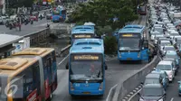 Bus Trans-Jakarta bersiap mengangkut penumpang di Halte Harmoni, Jakarta, Kamis (1/12). Pernyataan tersebut diutarakan Budi saat menanggapi rencana aksi damai yang akan digelar Jumat (2/12) mendatang. (Liputan6.com/Immanuel Antonius)