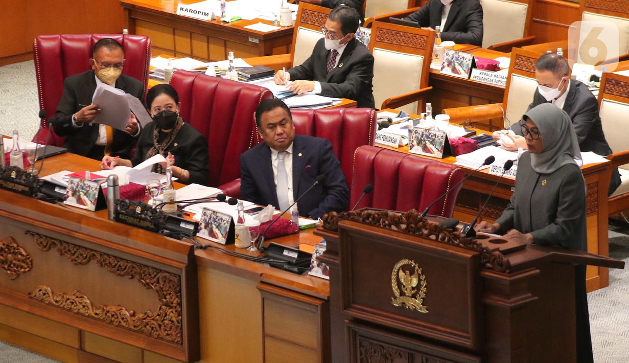 Ketua DPR Puan Maharani (kedua kiri) bersama Wakil Ketua DPR Rachmat Gobel (kedua kanan) dan Lodewijk F Paulus (kiri) mendengarkan laporan hasil pemeriksaan dari Ketua BPK Isma Yatun (kanan) saat Rapat Paripurna DPR ke-25 Masa Persidangan V Tahun 2021-2022 di Kompleks Parlemen, Jakarta, Selasa (14/6/2022). (Liputan6.com/Angga Yuniar)