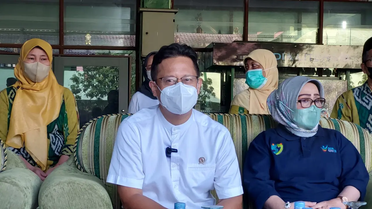 Menkes Budi Gunadi Sadikin (baju putih) tentang ganja untuk medis bakal melakukan penelitian terlebih dahulu.