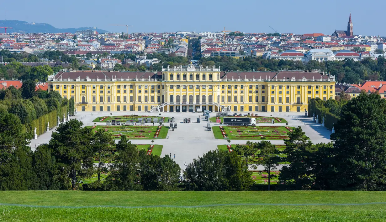 Foto yang diabadikan pada 21 September 2020 ini menunjukkan taman Istana Schoenbrunn di Wina, Austria. (Xinhua/Guo Chen)