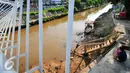 Perahu yang dahulu menjadi transportasi primadona warga Manggarai untuk menyeberang ke wilayah Menteng Tenggulun, kini hanya menjadi penghias tepian sungai Ciliwung, Jakarta, Kamis (28/4/2016). (Liputan6.com/Yoppy Renato)