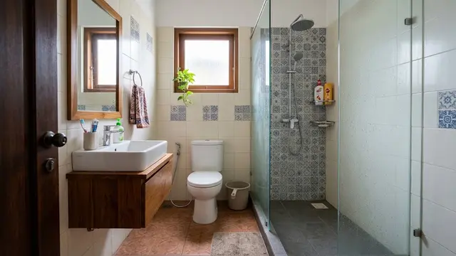 Model Kamar Mandi Kecil dengan Shower yang Tetap Terlihat Luas