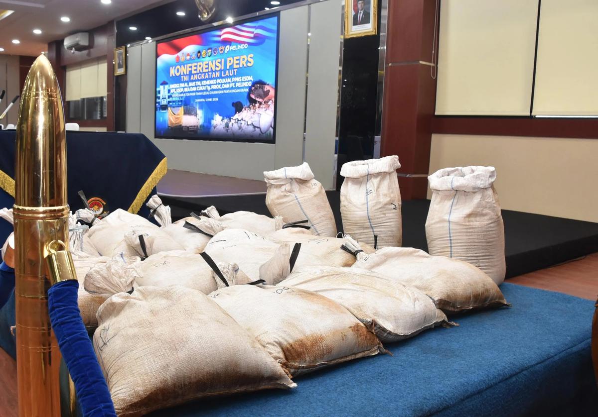 FOTO: TNI AL Gagalkan Distribusi Ilegal Pasir Timah di PIK 2