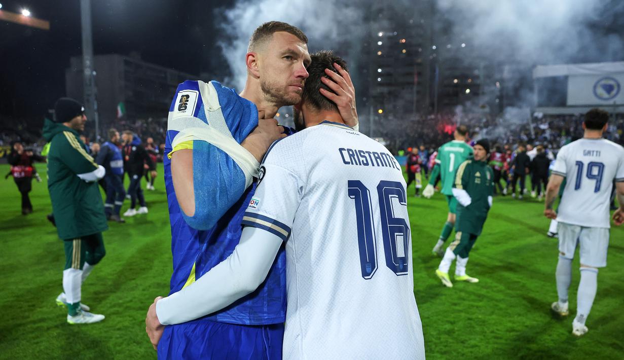 Pemain Bosnia dan Herzegovina, Edin Dzeko, berusaha menenangkan pemain Italia, Bryan Cristante, setelah laga final play-off kualifikasi Piala Dunia 2026 zona Eropa di Stadion Bilino Polje, Zenica, Rabu 1 April 2026 dini hari WIB. (AP Photo/Armin Durgut)