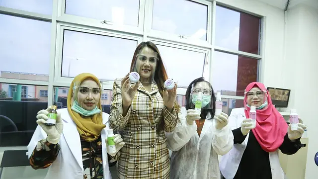 Nita Thalia saat mengunjungi pabrik Queen Beauty Clinic