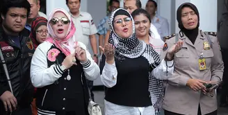 Penyanyi dangdut senior itu tiba sekitar pukul 14.00 WIB. Dengan didampingi putrinya, Fitria Sukaesih dan Zecky Alatas, menantu sekaligus kuasa hukumnya. Sekitar tiga jam di dalam gedung. (Deki Prayoga/Bintang.com)