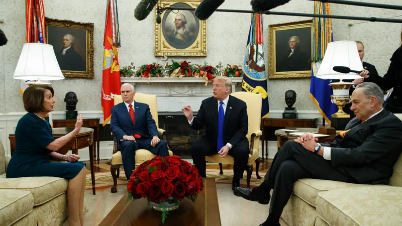 (dari kiri ke kanan) Pemimpin oposisi DPR AS Nancy Pelosi, Wapres AS Mike Pence, Presiden Donald Trump, dan Pemimpin oposisi DPD AS Chuck Schumer (AP PHOTO)