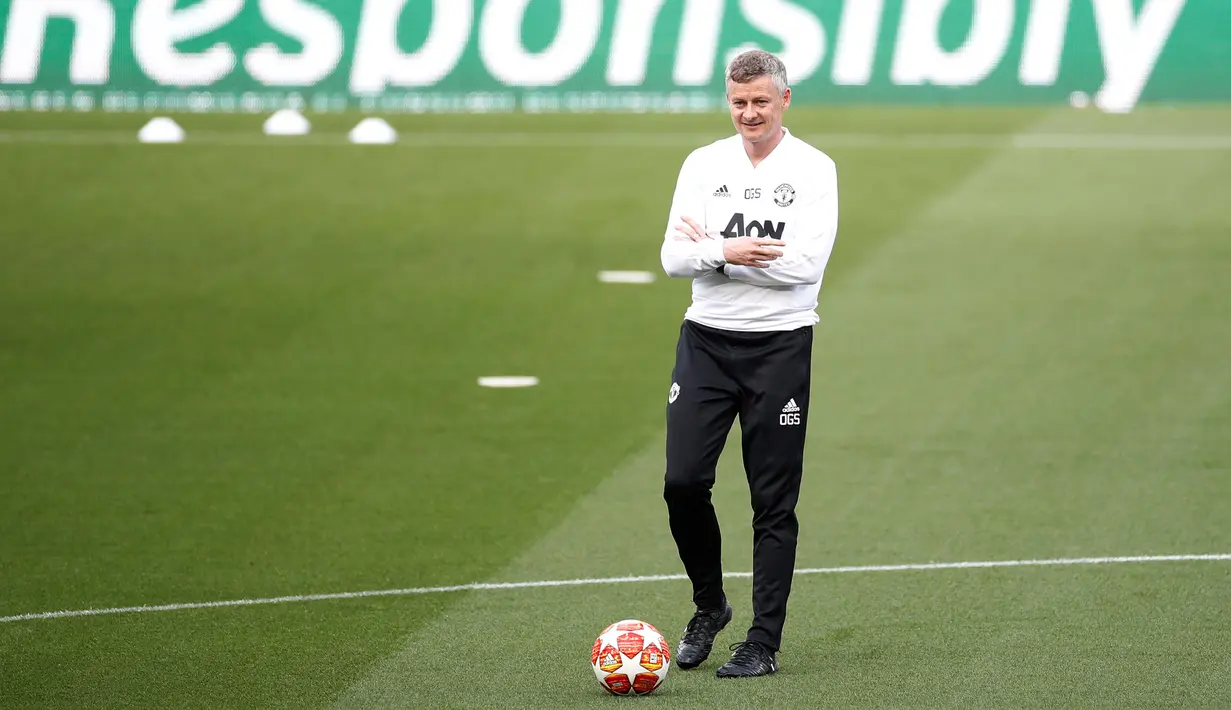 Manajer Manchester United (MU), Ole Gunnar Solskjaer berpose saat memantau anak asuhnya berlatih jelang menghadapi Barcelona pada leg kedua babak perempat final Liga Champions 2018/19 di Stadion Camp Nou, Barcelona, Senin (15/4). (Reuters/Carl Recine)