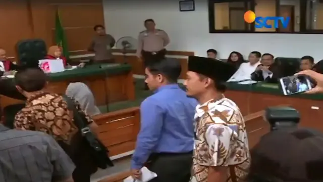 Hari ini ada lima saksi yang diperiksa, yang terdiri dari korban dan karyawan First Travel. Termasuk artis Syahrini, namun ia tak hadir lagi karena masih berada di luar negeri.