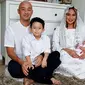 Kinaryosih bersama suami, Brett Money dan dua anaknya. (Instagram)