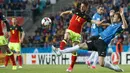 Pemain Belgia, Dries Mertens (kiri) berebut bola dengan pemain Estonia pada laga grup H di Tallinn, (9/6/2017). Mertens hingga saat ini telah mencetak lima gol untuk Belgia. (AFP/Raul Mee)