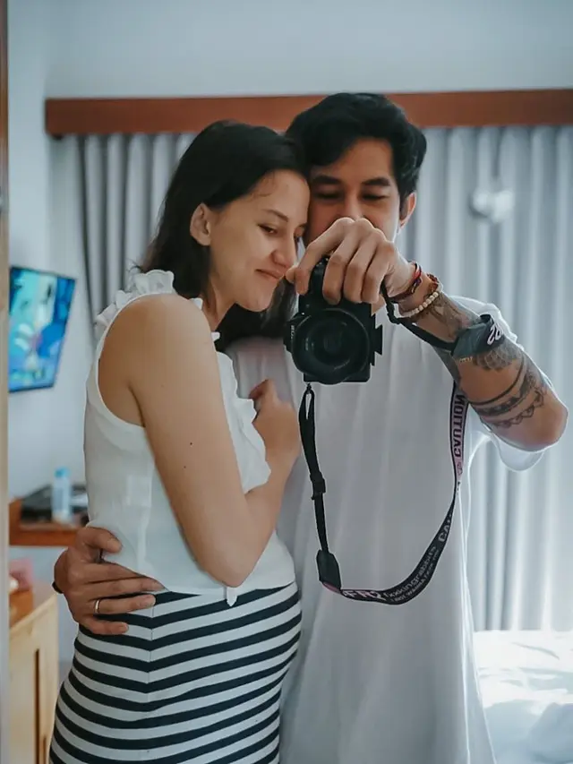 Segera Dikaruniai Anak Ketiga, Ini 6 Potret Manis Fandy Christian dan Dahlia Poland