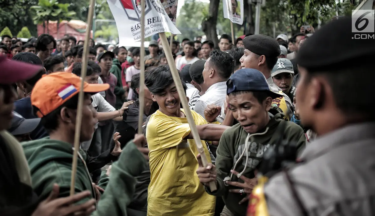 Sejumlah massa menggelar Aksi Bela OSO di depan Gedung KPU, Jakarta, Rabu (16/1). Massa berasal dari Gerakan Mahasiswa dan Pemuda Cinta Demokrasi. (Liputan6.com/Faizal Fanani)