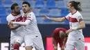 Para pemain Turki merayakan gol ketiga ke gawang Norwegia yang dicetak gelandang Ozan Tufan (tengah) dalam laga Kualifikasi Piala Dunia 2022 Zona Eropa Grup G di La Rosaleda Stadium, Malaga, Sabtu (27/3/2021). Turki menang 3-0 atas Norwegia. (AFP/Jorge Guerrero)