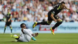 Pemain Chelsea, John Terry Kanan) dihadang pemain Swansea, Leroy Fer (kiri)  pada lanjutan Premier League di Liberty Stadium,(11/9/2016) WIB. (Action Images via Reuters/Carl Recine)
