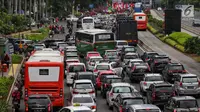 Kendaraan terjebak macet satu arah di Jalan Sudirman - MH Thamrin ketika berlangsungnya aksi peringatan Hari Buruh 2019 di kawasan Bundaran HI, Jakarta, Rabu (1/5/2019). Kemacetan lalulintas ini diakibatkan aksi buruh yang bergerak menuju Istana Negara. (Liputan6.com/Johan Tallo)