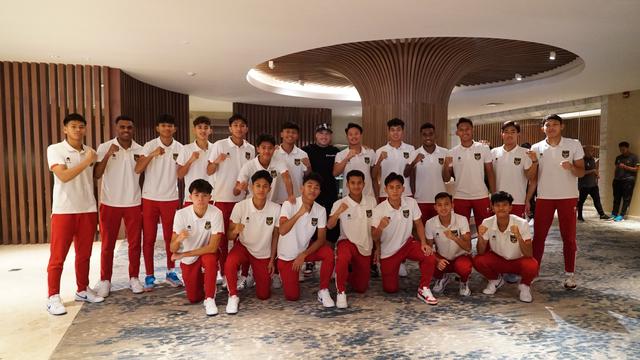 Radja Nainggolan temui pemain timnas Indonesia U-17