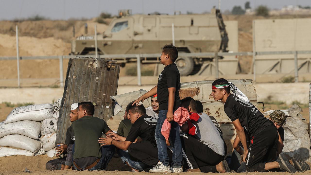 Aksi Warga Palestina Ketapel Pasukan Israel di Jalur Gaza