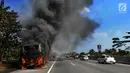 Sebuah bus pariwisata nopol AB 7536 AK terbakar pada ruas tol Jagorawi arah Bogor di KM 36, Bogor, kamis (25/7/2019). Bus kosong yang diawaki dua orang ini terbakar habis dengan api yang bersumber pada bagian AC bus. (merdeka.com/Arie Basuki)